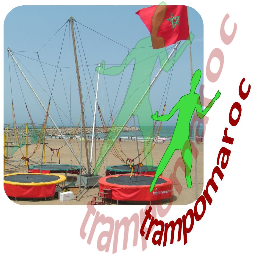 Bungy trampoline installé sur la plage avec drapeau marocain