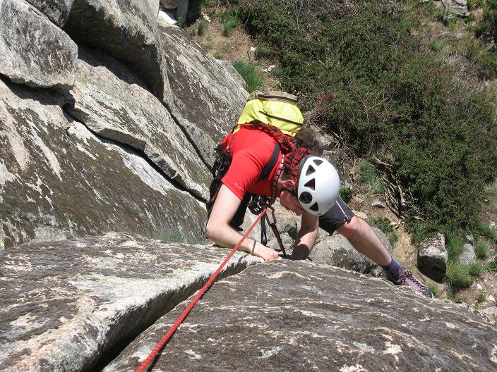Jonathan en escalade sur falaise de granit