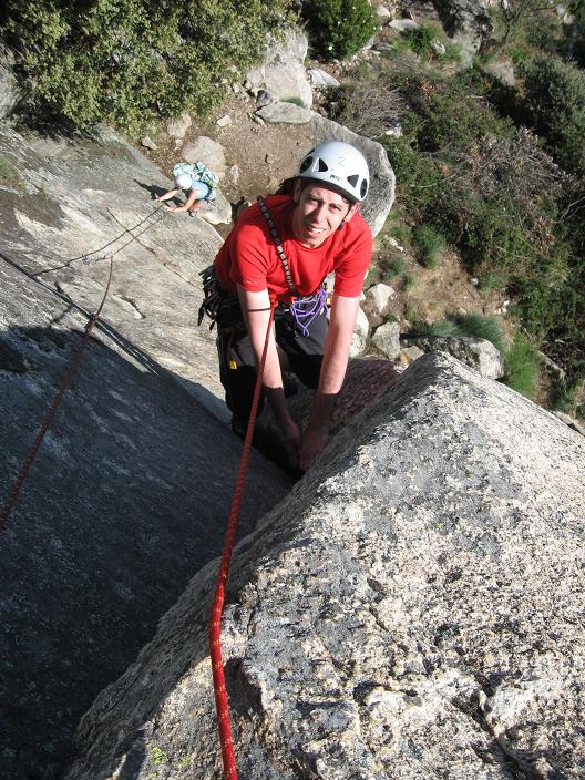 Grimpeur en falaise encordé, vu du haut de la voie