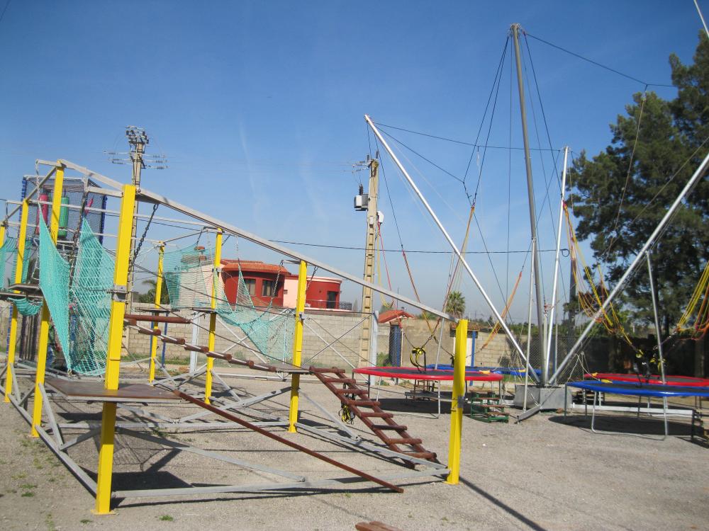 Le parc Trampo Maroc : bungy trampolines, parcours filets et tour d'escalade sous un ciel bleu