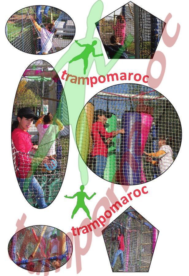 Enfants crapahutant dans la cage à grimper